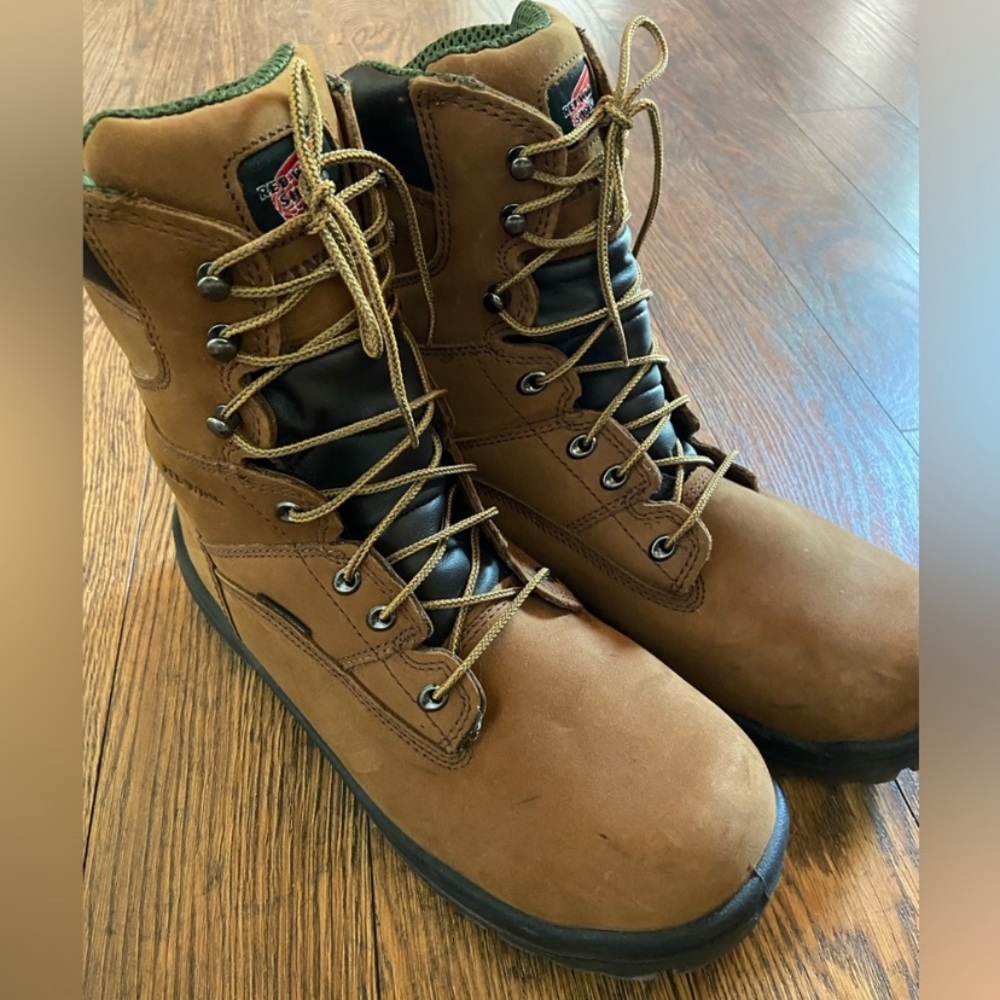 Red Wing men’s work boots 10.5d 10.5 d steel toe only worn a couple times.